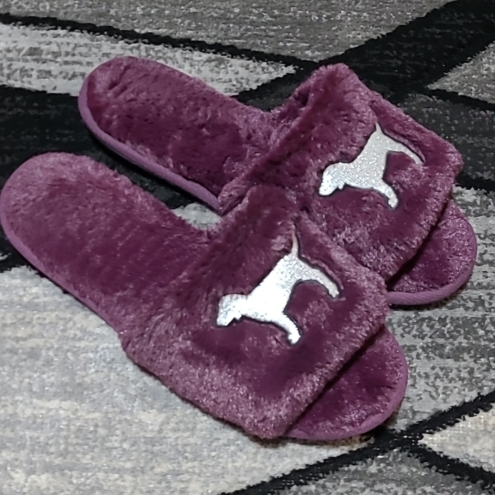 VS PINK EMBROIDERED DOG LOGO FAUX FUR SLIPPERS